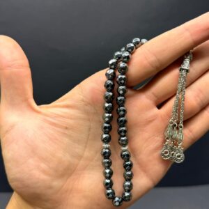Özel Ahşap Kutulu 33’lü Hematit Taşı Tesbih – Fasetli Küre Kesim